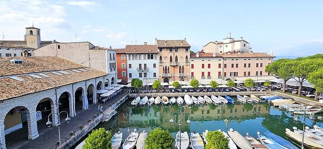 이탈리아 최대 호수 가르다의 서쪽에 자리잡은 데센차노. 작지만 역사가 깊은 휴양 도시다.