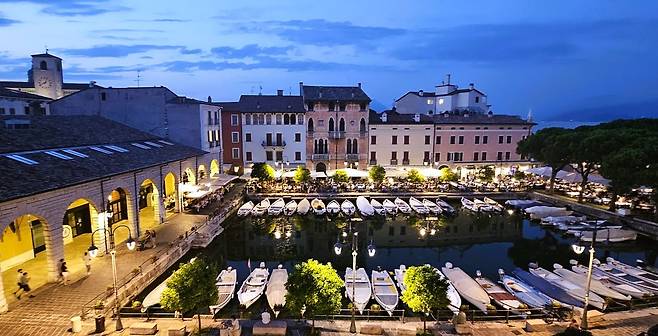 이탈리아에서 가장 큰 '가르다 호수'는 데센차노를 통해 드나들면 가장 편하다. 낮에는 이국적이고, 밤에는 흥겹다.