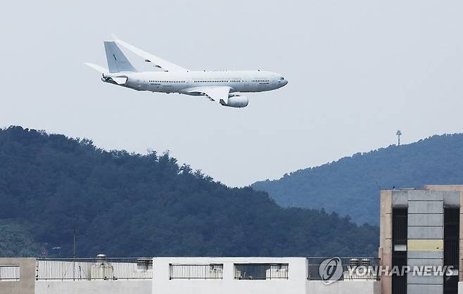 지난 9월 경기 성남 서울공항 인근 상공에서 다목적 공중급유 수송기 시그너스가 국군의날 예행연습을 하고 있는 모습. 연합뉴스