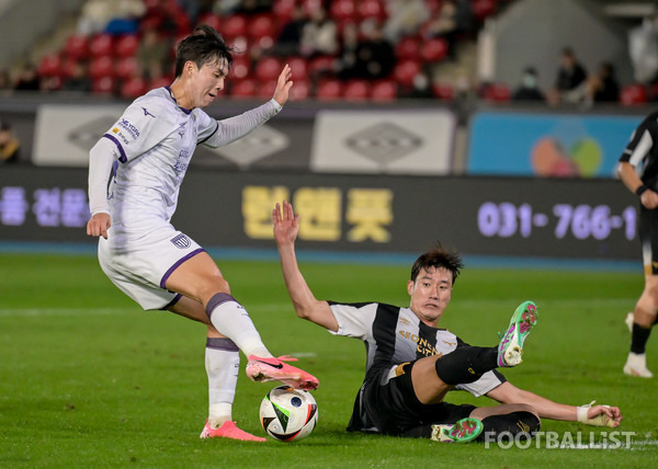 김동욱(왼쪽, 전남 드래곤즈), 김주원(오른쪽, 성남FC). 서형권 기자