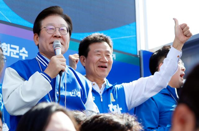 이재명 더불어민주당 대표가 5일 낮 인천 강화군 경인북부수협 강화지점 앞 교차로에서 2024 하반기 재·보궐선거 강화군수에 출마한 한연희 후보의 지지를 호소하고 있다. 뉴시스