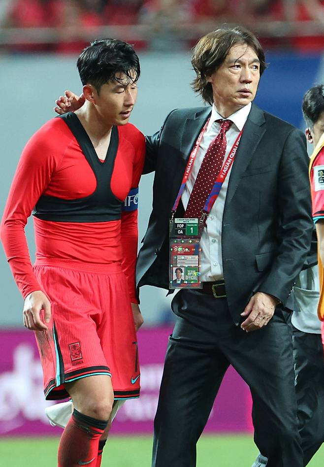 <yonhap photo-7056="">(서울=연합뉴스) 한종찬 기자 = 5일 오후 서울월드컵경기장에서 열린 2026 FIFA 북중미 월드컵 3차 예선 대한민국 대 팔레스타인의 경기. 0 대 0으로 경기를 마친 후 홍명보 감독이 손흥민의 어깨를 두드리고 있다. 2024.9.5 saba@yna.co.kr/2024-09-05 22:07:59/ <저작권자 ⓒ 1980-2024 ㈜연합뉴스. 무단 전재 재배포 금지, AI 학습 및 활용 금지></yonhap>