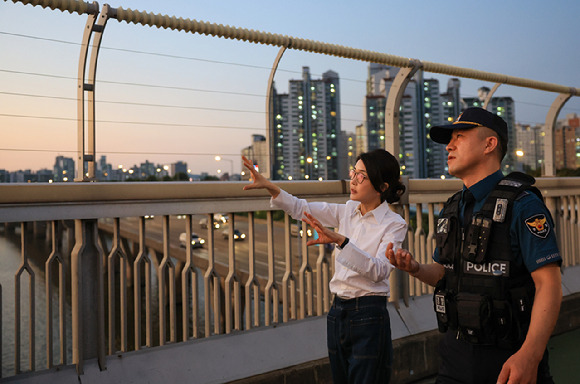 김건희 여사가 10일 '세계 자살 예방의 날'을 맞아 서울 마포대교에서 마포경찰서 용강지구대 근무자와 함께 도보 순찰을 하고 있다. 2024.9.10. [사진=대통령실]