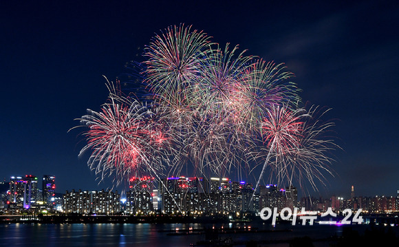 5일 밤 서울 여의도 한강공원에서 열린 '서울세계불꽃축제 2024' 에서 화려한 불꽃들이 밤 하늘을 수놓고 있다. [사진=곽영래 기자]