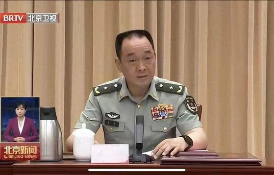 지난달 30일 주쥔(朱軍·53·소장) 베이징위수구 정치위원이 베이징시 군사 담당 상무위원에 임명됐다. 사진은 지난 6월 베이징시 당 무장공작관리회의에 참석한 주쥔 소장. BTV 캡처