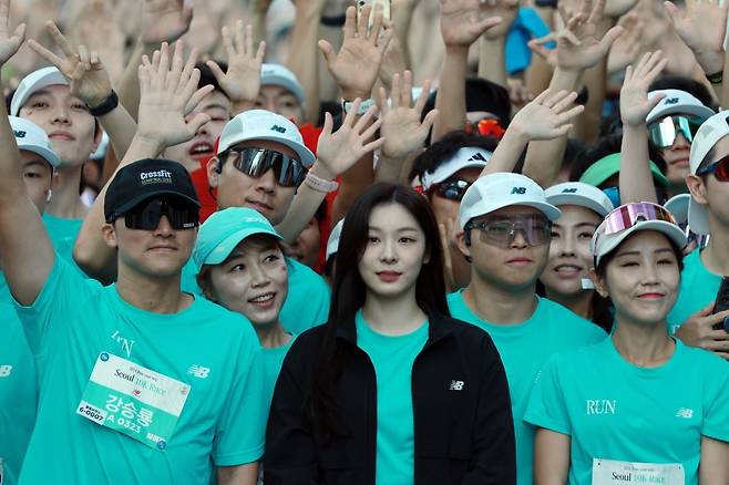 지난달 29일 오전 서울 영등포구 여의도공원 문화의마당에서 열린 2024 뉴발란스 마라톤 런 유어 웨이(Run Your Way)에서 뉴발란스 우먼스 뮤즈 김연아가 참가자들과 함께 출발선에서 기념 촬영을 하고 있다.  /사진=뉴스1