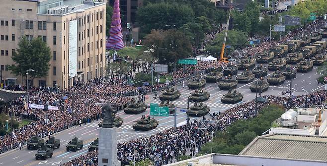 <이순신 장군 앞 지나는 군 행렬> 건군 제76주년 국군의 날 시가행진이 열린 1일 서울 중구 세종대로에서 군 지상장비들이 광화문 방향으로 행진하고 있다. 연합뉴스