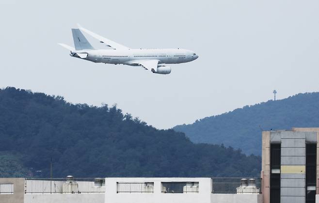 지난달 9일 오전 경기 성남시 서울공항 인근 상공에서 다목적 공중급유 수송기 시그너스가 국군의날 예행연습을 하고 있다. 연합뉴스