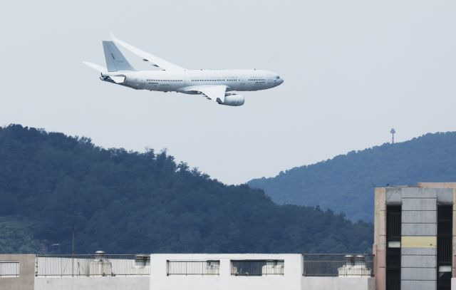 다목적 공중 급유 수송기 '시그너스'가 지난달 9일 경기도 성남시 서울공항 인근 상공에서 국군의 날 관련 예행 연습을 하고 있다. 연합뉴스