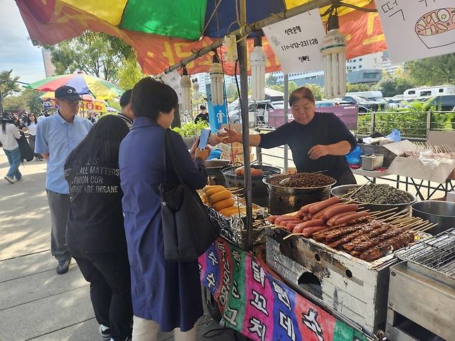 축제에 빠질 수 없는 음식/사진=연합뉴스