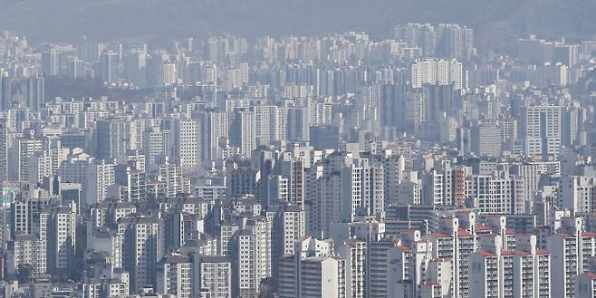 서울 아파트 매매와 전세가격 상승세가 둔화된 것으로 나타났다. 사진은 서울시내 한 아파트 밀집 지역. /사진=뉴스1