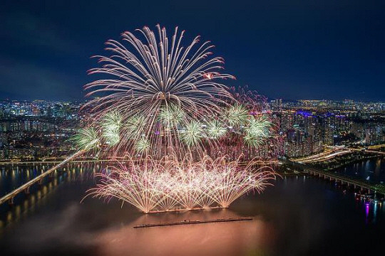 서울 여의도 한강공원 일대에서 열린 ‘한화와 함께 하는 서울세계불꽃축제 2023’ 모습. 연합뉴스