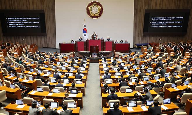 4일 오후 열린 국회 본회의에서 윤석열 대통령의 재의 요구로 국회로 돌아온 ‘김건희 여사 특검법’과 ‘채상병 특검법’, ‘지역화폐법(지역사랑상품권이용활성화법) 개정안’ 등 3개 법안이 부결되고 있다. [연합]