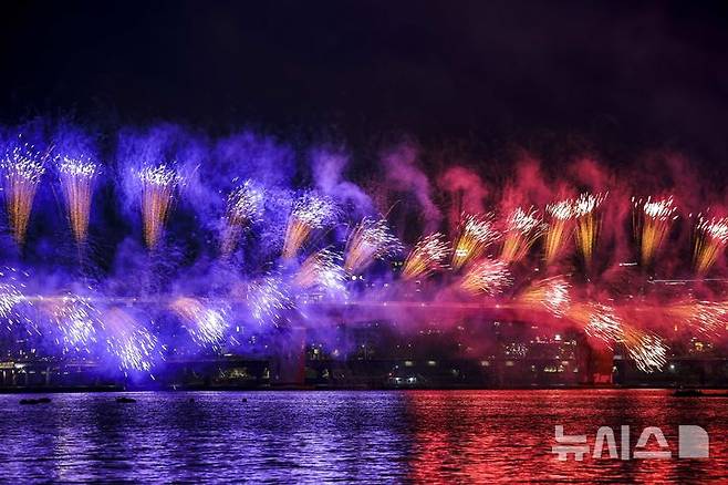 [서울=뉴시스] 정병혁 기자 = 5일 서울 영등포구 여의도한강공원 일대에서 열린 2024 서울세계불꽃축제에서 한국팀의 불꽃들이 원효대교에서 떨어지고 있다. 올해로 20회를 맞는 서울세계불꽃축제는 한국, 미국, 일본팀이 참여하며, 주제는 ‘다채로운 불꽃처럼 자신의 꿈을 그려가는 당신(Light Up Your Dream)’이다. 2024.10.05. jhope@newsis.com