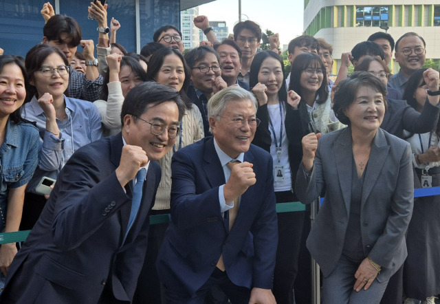 ▲문재인 전 대통령과 부인 김정숙 여사가 4일 오후 경기도청을 방문, 김동연 경기지사와 함께 기념 촬영을 하고 있다. ⓒ연합뉴스