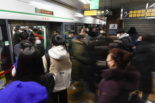 ▲ 서울 2호선 시청역에서 승객들이 오가고 있다. ⓒ연합뉴스