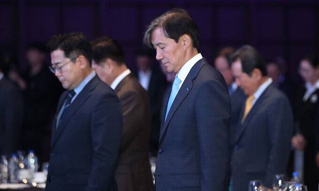 조국 조국혁신당 대표가 4일 경기 수원시 영통구 수원컨벤션센터에서 열린 '10.4 남북정상선언 제17주년 기념식 및 2024년도 한반도 평화주간 폐막식'에서 묵념을 하고 있다. 뉴스1