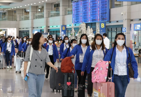 외국인 가사관리사 시범사업에 참여하는 필리핀 가사관리사들이 인천국제공항 제1터미널을 통해 입국한 뒤 버스로 이동하고 있다. 2024.8.6 공항사진기자단