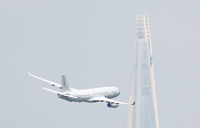 지난 9일 오전 경기도 성남시 서울공항 상공에서 공군 다목적 공중급유 수송기 시그너스(KC-330)가 비행하고 있는 모습 ⓒ 연합뉴스