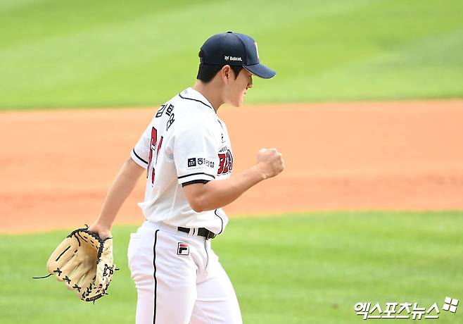 3일 오후 서울 송파구 잠실야구장에서 열린 '2024 신한 SOL Bank KBO 포스트시즌' KT 위즈와 두산 베어스의 와일드카드 결정전 2차전 경기, 7회초 2사 1,2루 두산 김택연이 KT 로하스를 헛스윙 삼진 아웃으로 잡아낸 뒤 기뻐하고 있다. 엑스포츠뉴스 DB