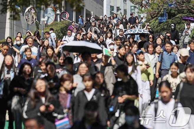 29일 서울 성북구 성신여자대학교에서 열린 '2025학년도 신입학 수시모집 논술고사'를 마친 수험생들이 시험을 마친 뒤 교정을 나서고 있다. 2024.9.29/뉴스1 ⓒ News1 민경석 기자