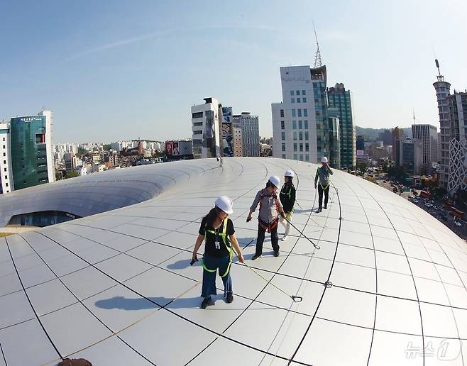 DDP 5주년 기념 당시 참가자들이 지붕 위를 걷는 프로그램에 참여하고 있다.(서울시 제공)