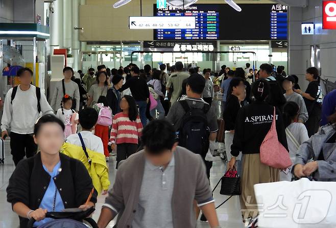 징검다리 연휴 마지막 날인 6일 오후 제주국제공항 3층 국내선 출발장이 일상으로 돌아가는 관광객들로 북적이고 있다.2024.10.6./뉴스1 ⓒ News1 오미란 기자