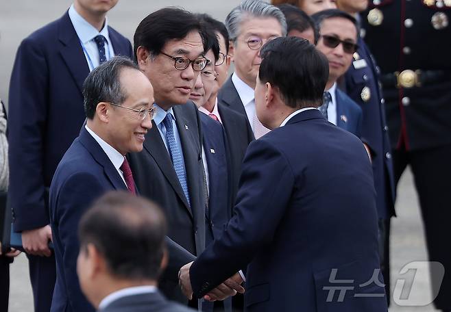 윤석열 대통령이 6일 오전 경기 성남 서울공항에서 필리핀과 싱가포르 국빈 방문과 라오스에서 열리는 한·아세안(ASEAN·동남아시아국가연합) 정상회의 참석차 출국에 앞서 정진석 대통령실 비서실장과 인사를 나누고 있다. 윤 대통령은 이번 순방을 계기로 한-아세안(ASEAN·동남아시아국가연합) 간 투자분야를 비롯한 경제협력을 한층 확대하고, 아세안 정상회의에서 아세안 국가들과 포괄적 전략동반자 관계를 수립할 계획이다. 2024.10.6/뉴스1 ⓒ News1 김진환 기자