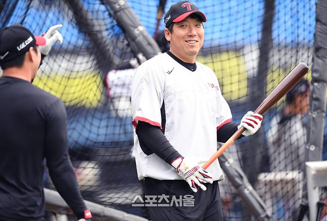 LG 김현수가 6일 잠실야구장에서 열리는 KT와 2024 KBO 준플레이오프 2차전에 앞서 오지환과 이야기를 나누고 있다.  2024. 10. 6. 잠실 | 최승섭기자 thunder@sportsseoul.com