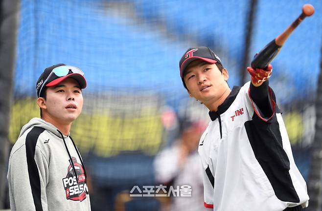 LG 박해민이 6일 잠실야구장에서 열리는 KT와 2024 KBO 준플레이오프 2차전에 앞서 문성주와 이야기를 나누고 있다.  2024. 10. 6. 잠실 | 최승섭기자 thunder@sportsseoul.com