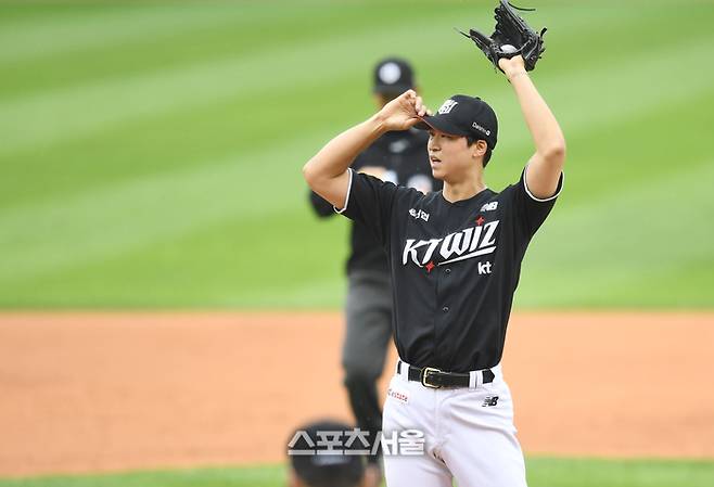 KT 선발투수 엄상백이 6일 잠실구장에서 열린 2024 KBO 준플레이오프 2차전 LG와 경기에서 3회말 동점 적시타를 맞은 후 아쉬워하고 있다. 잠실 | 최승섭기자 thunder@sportsseoul.com