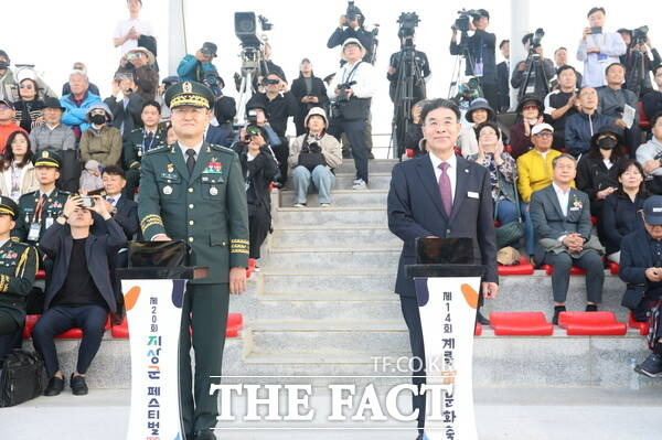 지난 2일 열린 2024 계룡 군 문화축제 및 지상군페스티벌 개막식에서 박안수 육군참모총장(왼쪽)과 이응우 계룡시장이 개막 퍼포먼스를 진행하고 있는 모습. / 계룡시