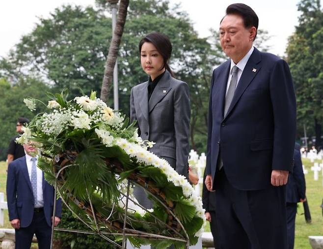 필리핀을 국빈 방문 중인 윤석열 대통령과 김건희 여사가 6일(현지시간) 필리핀 마닐라 영웅묘지 내 한국전 참전 기념비에 헌화하고 있다. [이미지출처=연합뉴스]