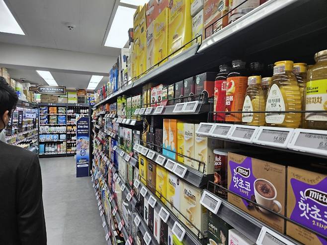 대형마트에서는 징검다리 황금연휴 기간 맛있게 즐길 수 있는 먹거리 행사를 전개하고 있는 가운데, 10월 첫 일요일인 오늘(6일) 대부분 정상 영업을 진행하다. 다만 기초지자체 재량에 따라 지역별로 다른 곳도 있다. 대형마트 휴무일? 이마트·롯데마트·홈플러스‧코스트코 등 마트 휴일, 쉬는날 ©bnt뉴스