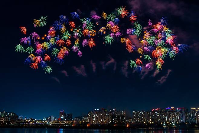 5일 서울 영등포구 여의도한강공원 일대에서 열린 2024 서울세계불꽃축제에서 화려한 불꽃들이 밤하늘을 수놓고 있다./뉴시스