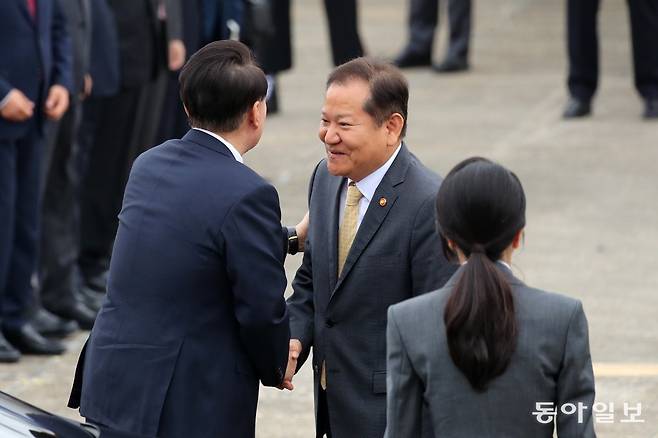 필리핀·싱가포르 국빈 방문 및 라오스에서 열리는 아세안(ASEAN·동남아시아국가연합) 정상회의에 참석하는 윤석열 대통령이 6일 경기도 성남 서울공항에 도착해 이상민 행정안전부 장관과 인사하고 있다. 송은석 기자 silverstone@donga.com