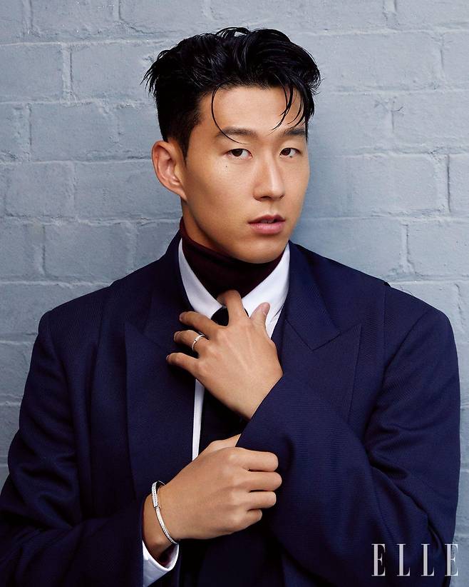 18K 화이트골드에 총 4.99캐럿의 라운드 브릴리언트 컷 다이아몬드를 세팅한 ‘티파니 락 뱅글’, 18K 화이트골드에 총 0.36캐럿의 라운드 브릴리언트 컷 다이아몬드를 세팅한 ‘티파니 락 링’은 모두 Tiffany & Co. 네이비 재킷과 화이트 셔츠, 터틀넥과 블랙 타이는 모두 Valentino.