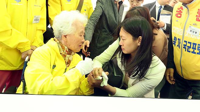 미 인권특사에게 호소하는 납북 고교생 이민교의 어머니 김태옥 씨 [연합뉴스 제공]