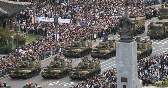 지난 1일 오후 서울 세종대로 광화문광장 일대에서 열린 '건군 76주년 국군의날 시가행진'에서 K9 자주포가 이순신 장군 동상 옆을 지나고 있다. K9은 K방산의 대표 상품이자 베스트 셀러다. 뉴스1