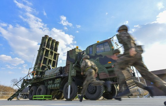 지난 3월 19일 경북 북부 지역에 배치된 공군의 중거리 방공체계 천궁Ⅱ 포대 장병들이 발사대 작동 절차를 훈련하기 위해 뛰어가고 있다. 사진 공군