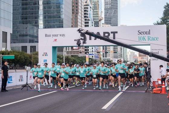 지난달 29일 서울 여의도공원에서 뉴발란스가 개최한 '2024 런 유어 웨이 서울' 대회. 총 8000명이 참가한 이번 대회의 일반 참가 신청 접수는 2분만에 조기 마감 됐다. 사진 뉴발란스