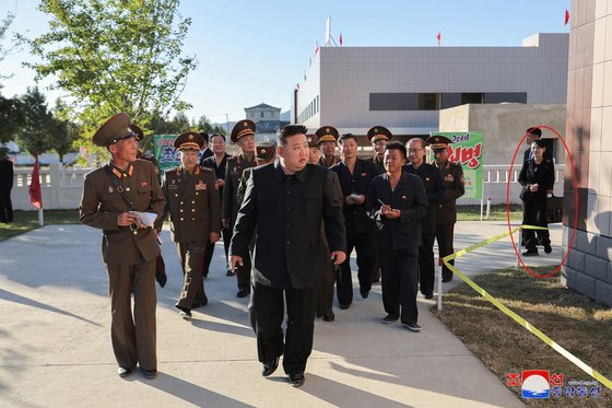 김정은 북한 국무위원장이 평북도 지방공업공장건설장을 찾아 건설사업을 지도했다고 조선중앙통신이 6일 보도했다. 사진 오른쪽 끝 인물은 김 위원장의 동생 김여정(빨간 동그라미). 연합뉴스