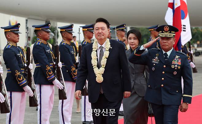 필리핀을 국빈 방문한 윤석열 대통령과 김건희 여사가 6일(현지시간) 필리핀 마닐라 공항에 도착해 의장대의 환영을 받고 있다. 김창길 기자