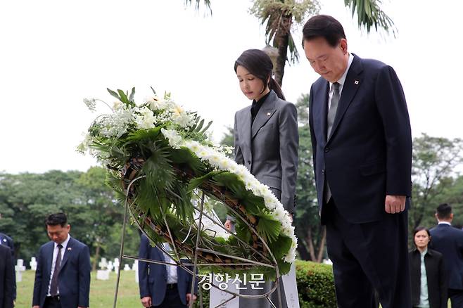 윤석열 대통령과 김건희 여사가 6일(현지시간) 한국의 현중원에 해당하는 필리핀 영웅묘지 내 한국전 참전 기념비에 헌화와 묵념을 하고 있다. 김창길 기자