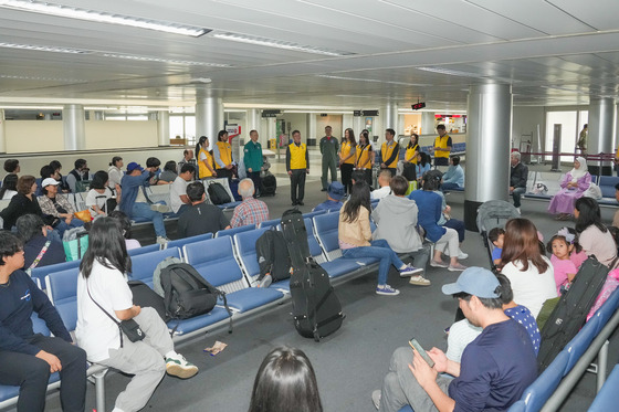 Korean nationals wait at an airport in Lebanon on Friday to board a military transport aircraft provided by the government for their return home. [MINISTRY OF FOREIGN AFFAIRS]