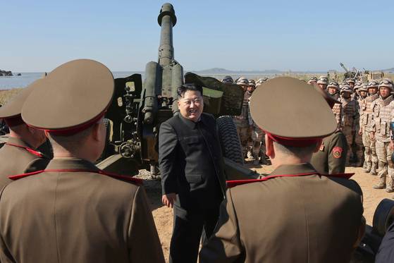 North Korean leader Kim Jong-un, center, smiles during a visit to the O Jin-u Artillery Academy to oversee a live-fire exercise in this photo released by the North's Korean Central News Agency on Sunday. [NEWS1]