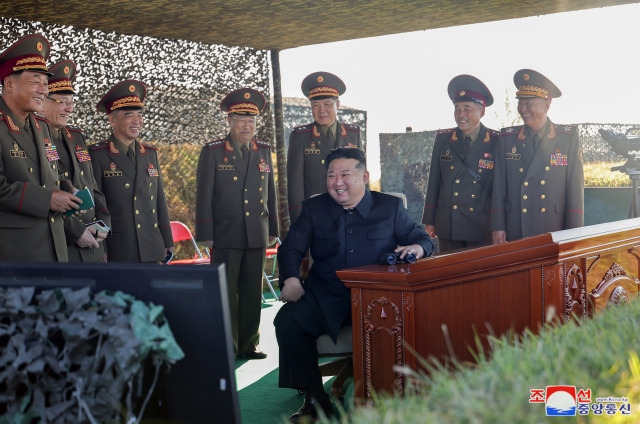 김정은, 포병학교 졸업생들 포실탄사격훈련 현지지도. 조선중앙통신, 연합뉴스