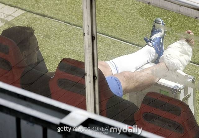 발을 다쳐 아이싱을 하고 있는 축구 선수./게티이미지코리아