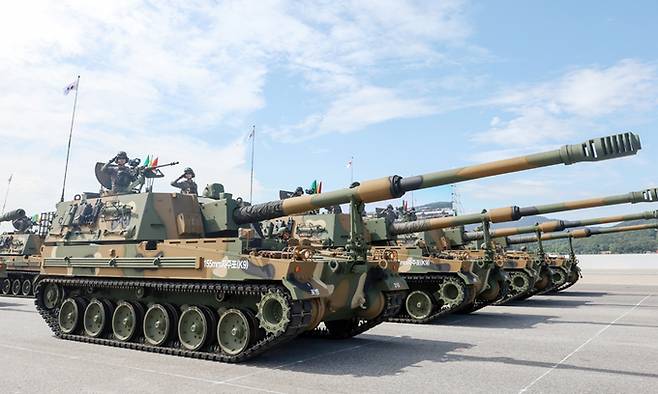 지난 9월&nbsp;25일 경기&nbsp;성남시 서울공항에서 열린 국군의 날 미디어데이&nbsp;행사에서 K-9 자주포들이&nbsp;분열을 실시하고 있다. 성남=뉴스1