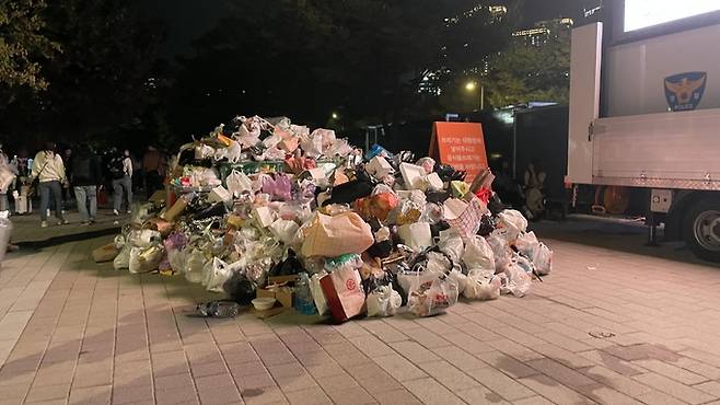 지난 5일 세계불꽃축제가 끝난 뒤, 서울 여의도 한강공원 일대 쓰레기통 주변에 쓰레기가 산더미처럼 쌓여 있다. 